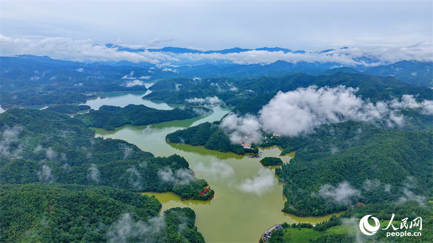 赣州市上犹县上犹江水库，烟波浩渺、云蒸雾蔚，林木葱翠的群山与蜿蜒水系相映成趣。人民网记者 朱海鹏摄
