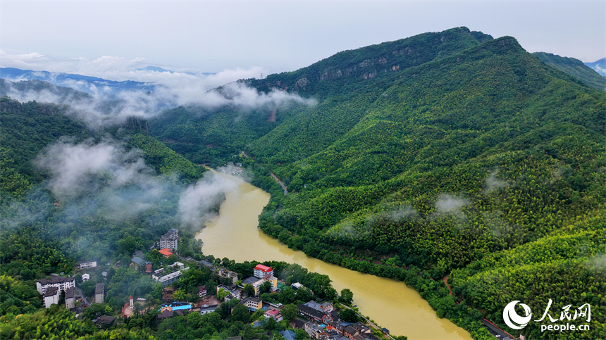 赣州市上犹县上犹江水库，烟波浩渺、云蒸雾蔚，林木葱翠的群山与蜿蜒水系相映成趣。人民网记者 朱海鹏摄