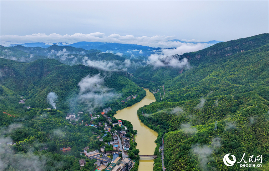 赣州市上犹县上犹江水库，烟波浩渺、云蒸雾蔚，林木葱翠的群山与蜿蜒水系相映成趣。人民网记者 朱海鹏摄
