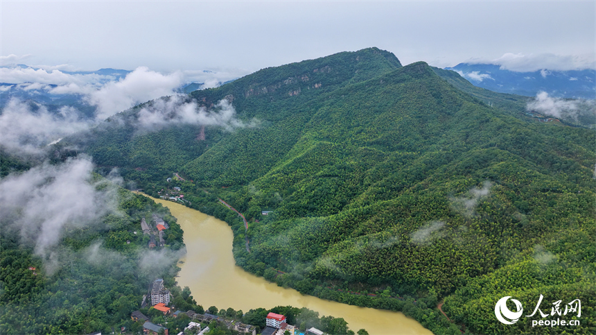 赣州市上犹县上犹江水库，烟波浩渺、云蒸雾蔚，林木葱翠的群山与蜿蜒水系相映成趣。人民网记者 朱海鹏摄