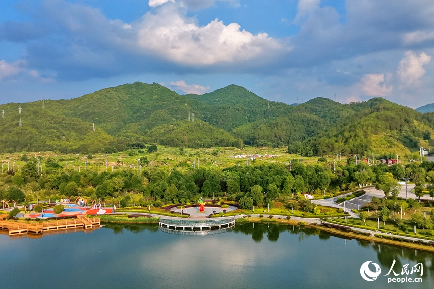 全南縣若湖公園內，湖、橋、步道、綠植相映成景，成為周邊居民健身休閑的好去處。人民網記者 朱海鵬攝