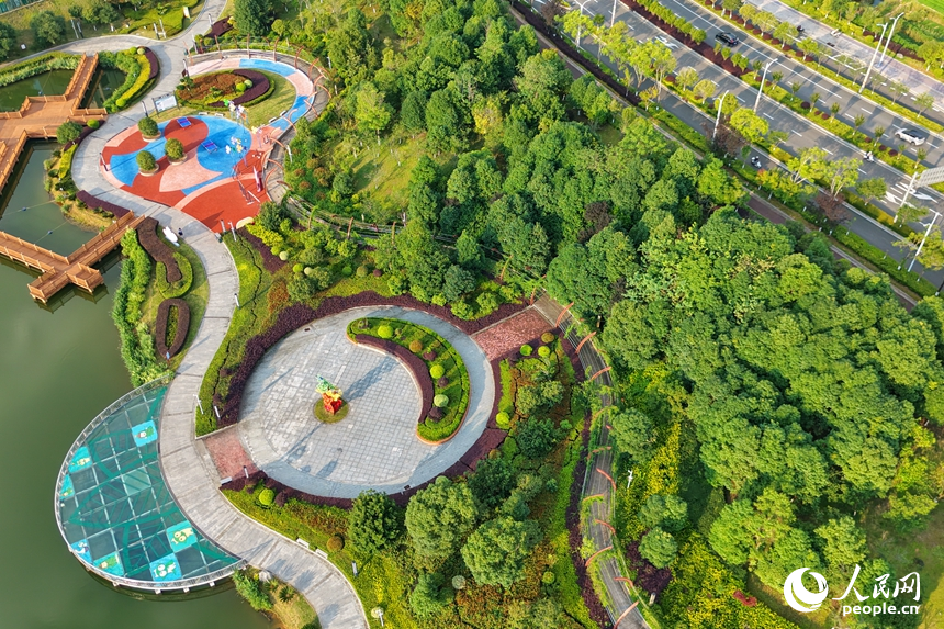 全南县若湖公园内，湖、桥、步道、绿植相映成景，成为周边居民健身休闲的好去处。人民网记者 朱海鹏摄
