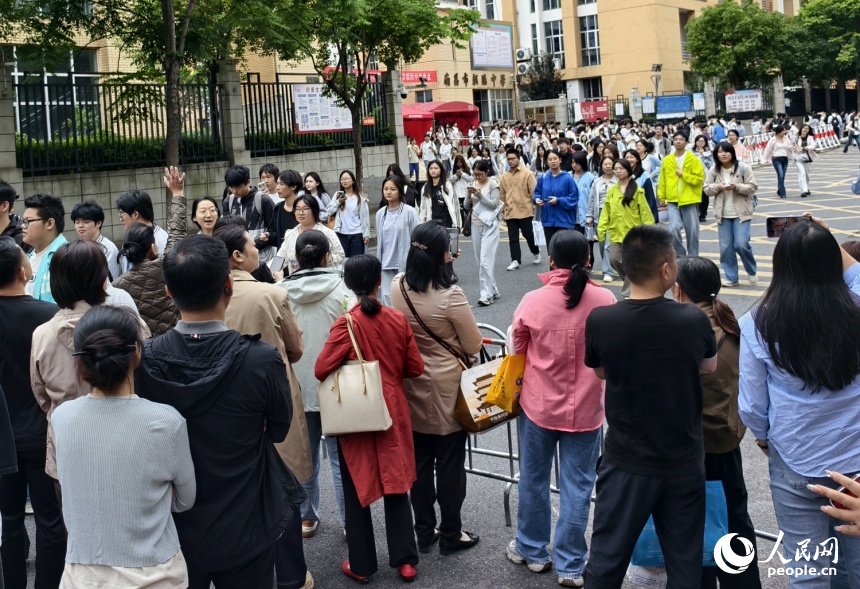 2026年江西高考结束。图为考生走出考场。人民网记者 时雨摄