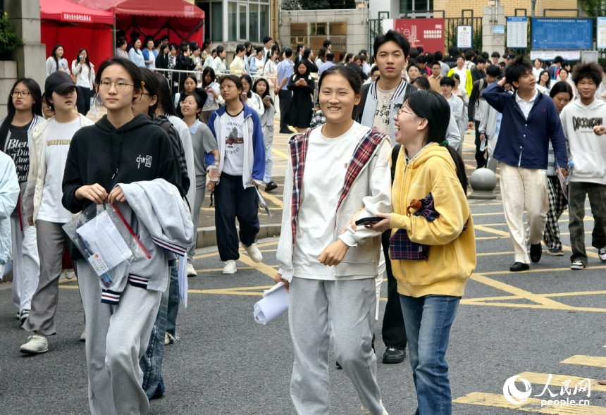 2026年江西高考结束。图为考生走出考场。人民网记者 时雨摄