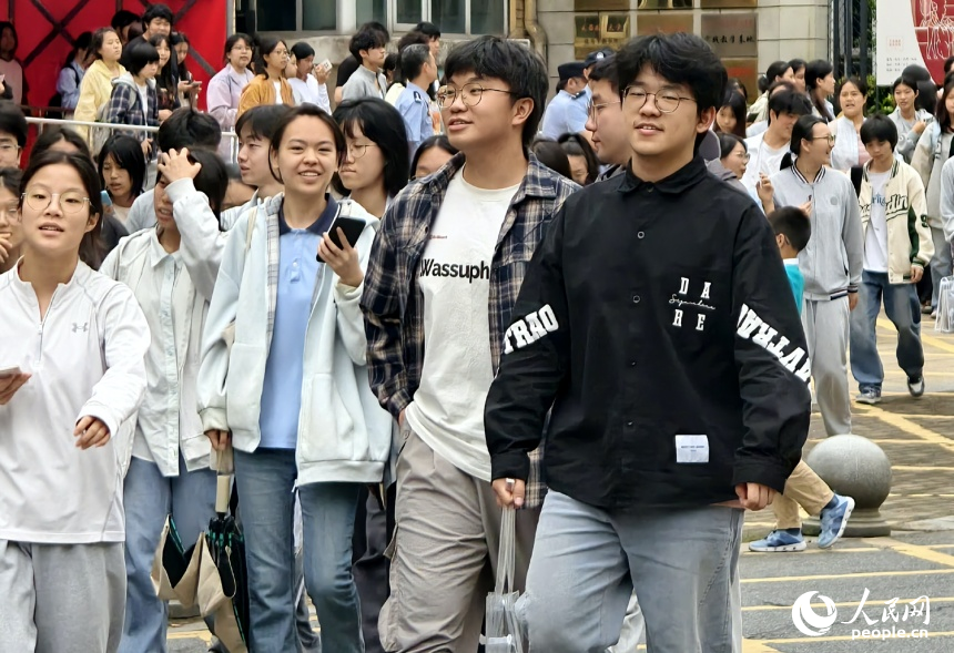 2026年江西高考结束。图为考生走出考场。人民网记者 时雨摄