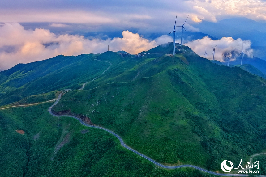 车辆行驶在上犹县双溪乡草山的盘山公路上，蜿蜒的“四好农村路”穿行翠绿山间，将村庄和产业基地串联互通。人民网记者 朱海鹏摄