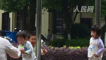 泪目！二苏大会址外的这一幕看哭了5月12日，江西瑞金，“二苏大”会址外的广场，孩子们在国旗下悠闲快乐玩耍。网友：山河无恙，孩童无忧！这一刻，理解了革命先辈们舍生忘死、奔赴理想的意义。