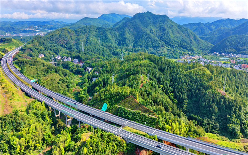 江西贛州：路暢景美惠民生