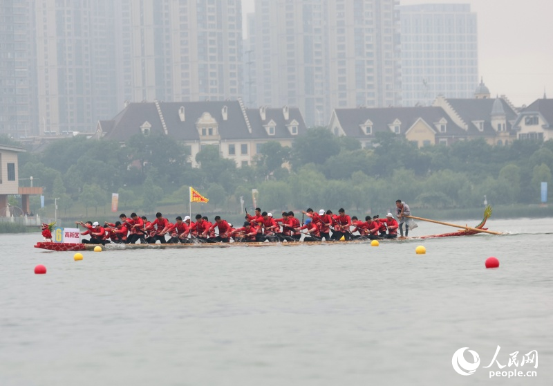 2026中国南昌国际龙舟赛在江西省南昌市红谷滩区九龙湖开赛。人民网记者 时雨摄
