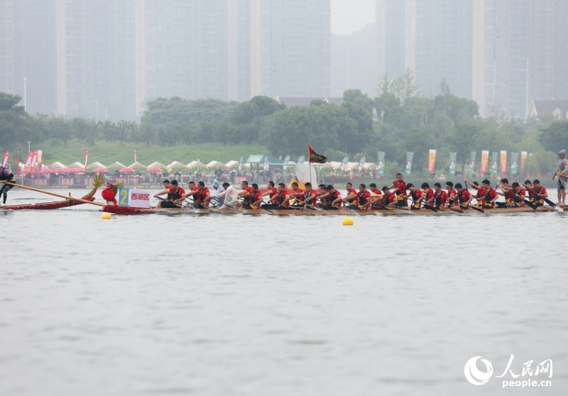 2026中国南昌国际龙舟赛在江西省南昌市红谷滩区九龙湖开赛。人民网记者 时雨摄