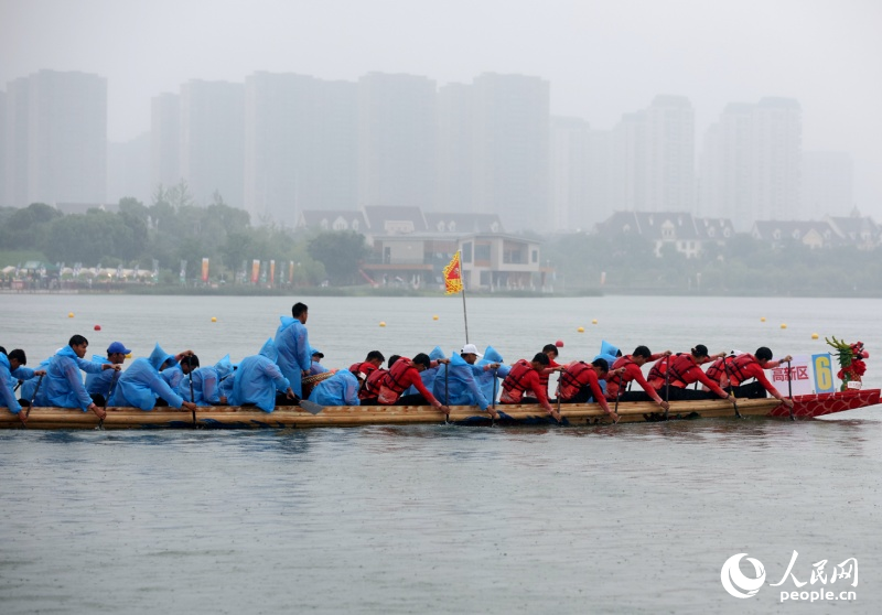 2026中国南昌国际龙舟赛在江西省南昌市红谷滩区九龙湖开赛。人民网记者 时雨摄