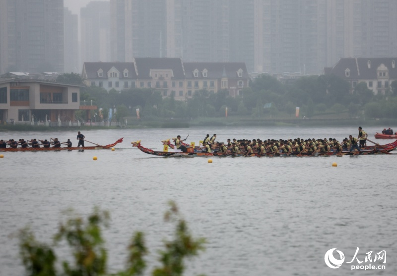 2026中国南昌国际龙舟赛在江西省南昌市红谷滩区九龙湖开赛。人民网记者 时雨摄