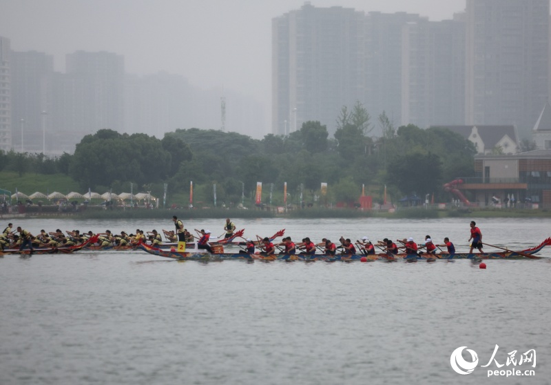 2026中国南昌国际龙舟赛在江西省南昌市红谷滩区九龙湖开赛。人民网记者 时雨摄