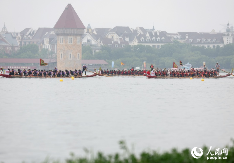 2026中国南昌国际龙舟赛在江西省南昌市红谷滩区九龙湖开赛。人民网记者 时雨摄