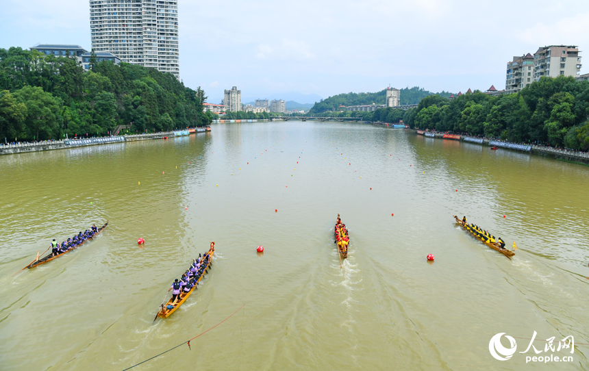 赣州市“我们的节日·端午”主题文化活动暨上犹县第二十六届龙舟赛举行。人民网记者 朱海鹏摄