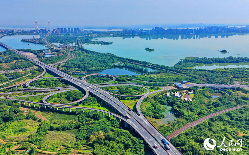 江西九江八里湖新区：银龙穿翠 路畅景美