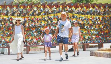 游人乐享假日