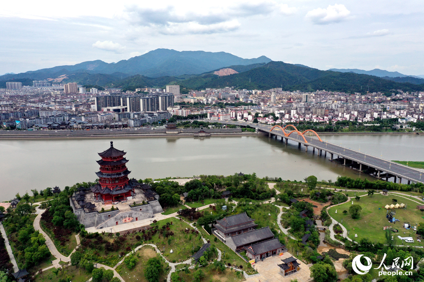 位于赣江滩头的进士文化园，恩江水穿越半城汇入赣江。人民网记者 时雨摄