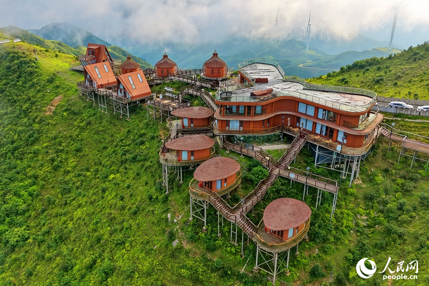 上犹县双溪乡高山民宿露营基地，吸引不少游客自驾前来体验游玩。人民网记者 朱海鹏摄