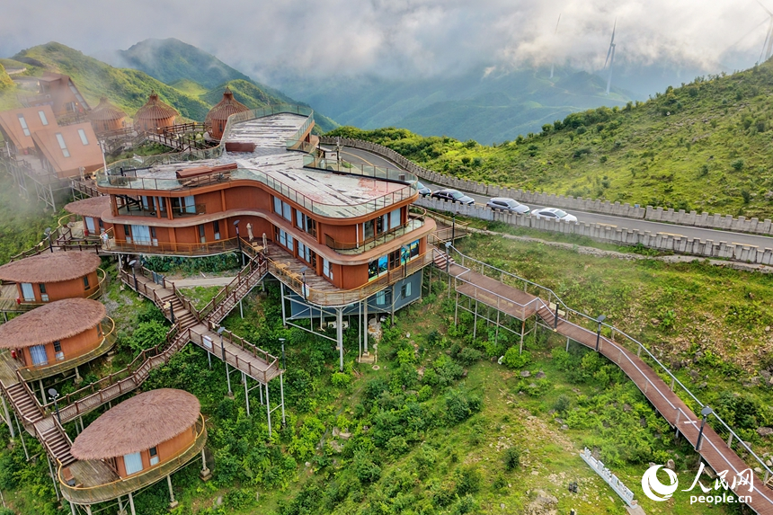 上犹县双溪乡高山民宿露营基地，吸引不少游客自驾前来体验游玩。人民网记者 朱海鹏摄