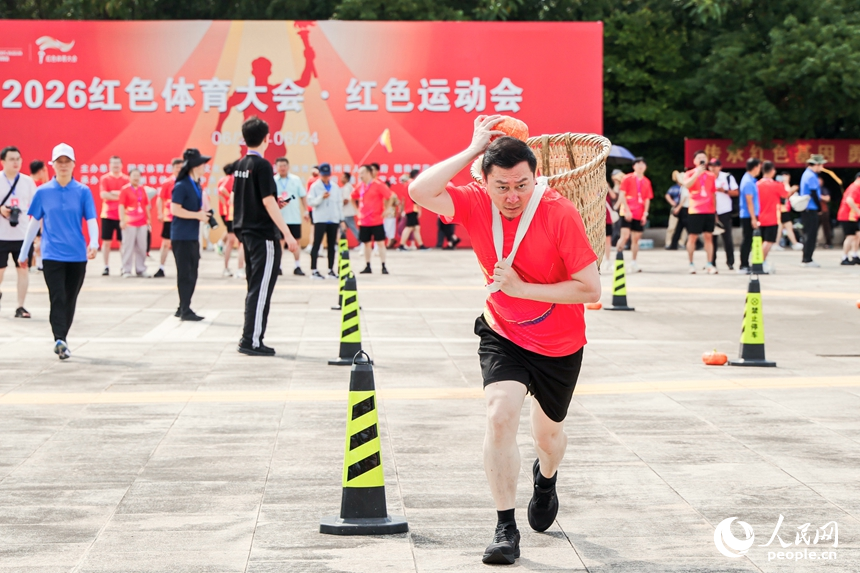 位于江西省瑞金市的中央革命根据地纪念馆广场，参赛运动员在红色运动会比赛项目中竞技比拼。人民网记者 朱海鹏摄