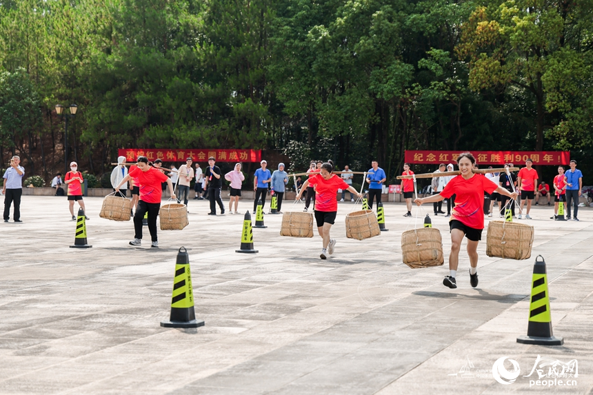 位于江西省瑞金市的中央革命根据地纪念馆广场，参赛运动员在红色运动会比赛项目中竞技比拼。人民网记者 朱海鹏摄