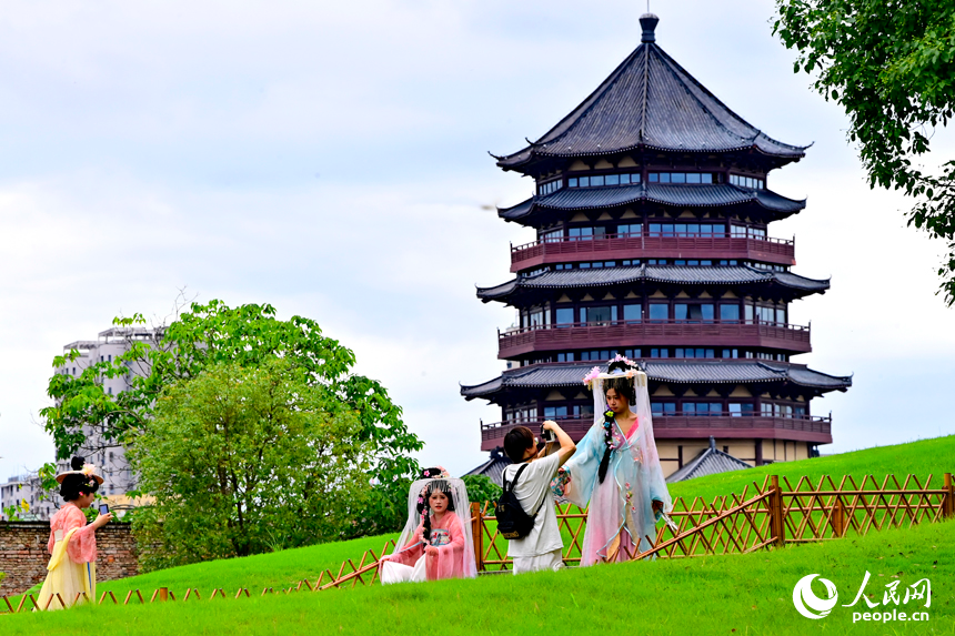 景德鎮市陶陽裡歷史文化旅游區，旅拍攝影師在打卡點給游客拍照留影。人民網記者 朱海鵬攝