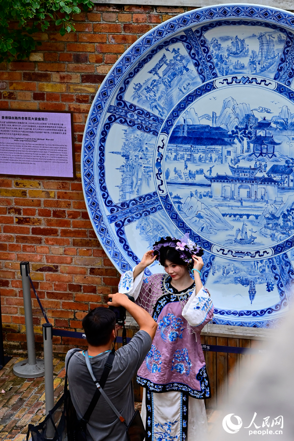 景德镇市陶阳里历史文化旅游区，旅拍摄影师在打卡点给游客拍照留影。人民网记者 朱海鹏摄
