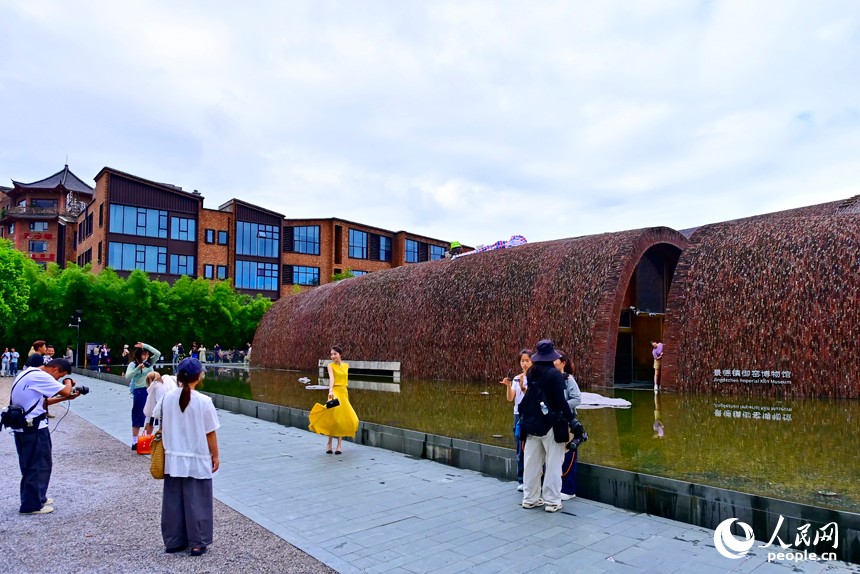 景德镇市陶阳里历史文化旅游区，旅拍摄影师在打卡点给游客拍照留影。人民网记者 朱海鹏摄