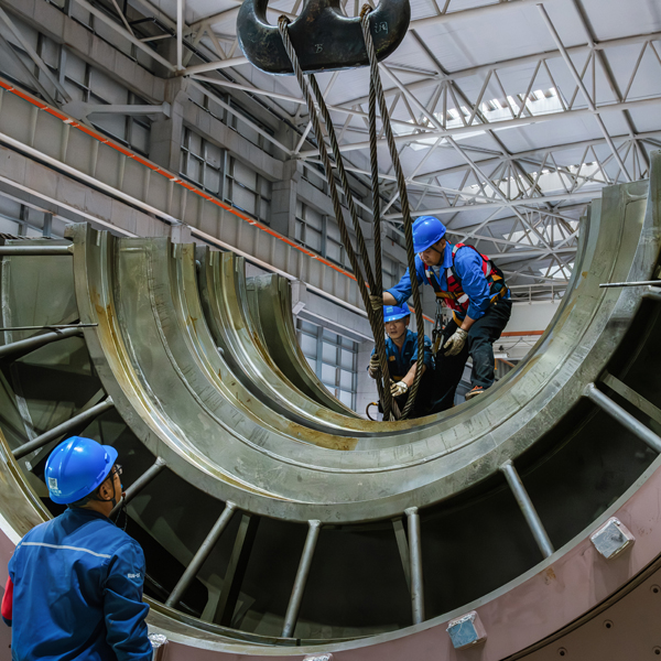陕投信丰能源2×1000MW机组扩建工程（信丰电厂二期项目）建设现场，工人在施工作业。邱新生摄