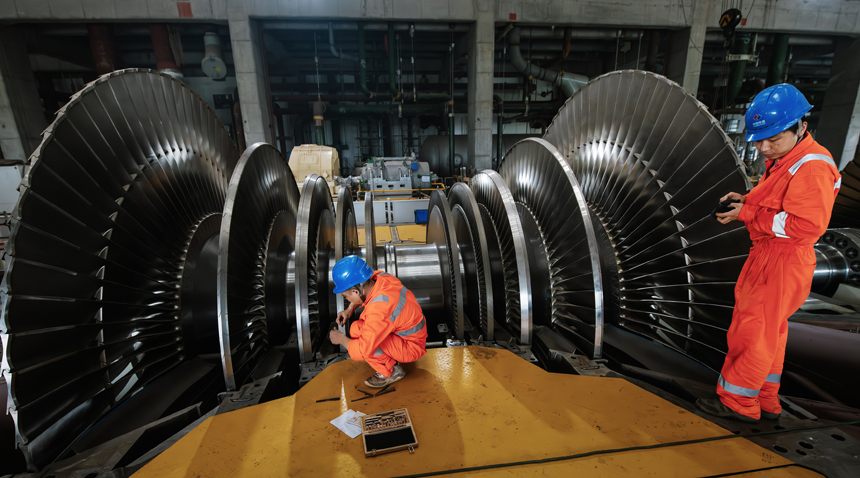 陕投信丰能源2×1000MW机组扩建工程（信丰电厂二期项目）建设现场，工人在施工作业。邱新生摄