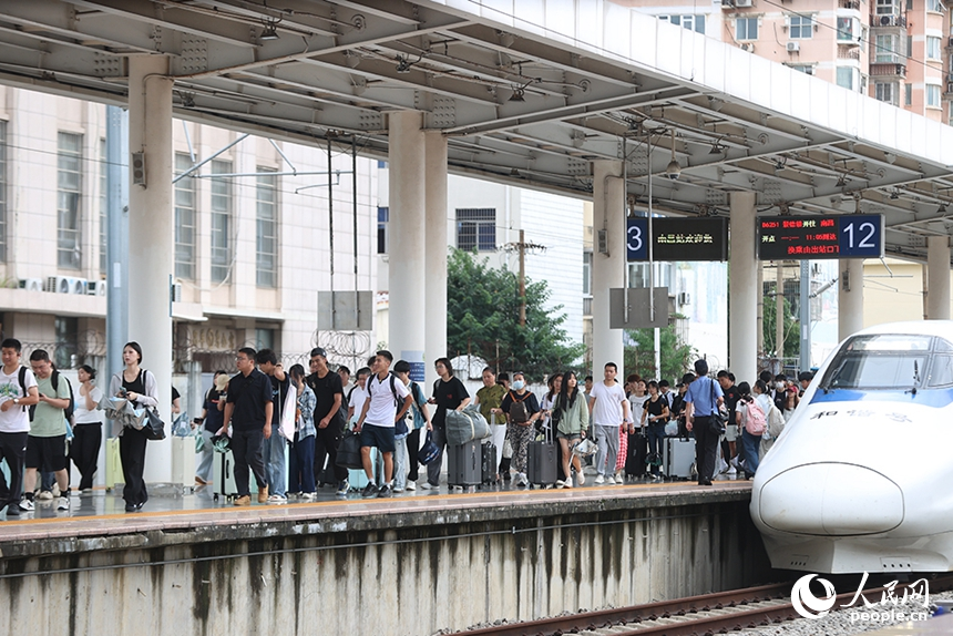 暑運開啟，江西南昌火車站迎來返鄉學生客流。人民網記者 時雨攝