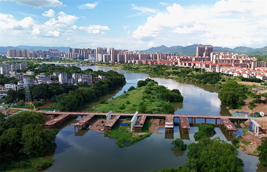 G206会昌县珠高寨至九州段公路改建工程湾南大桥建设现场。