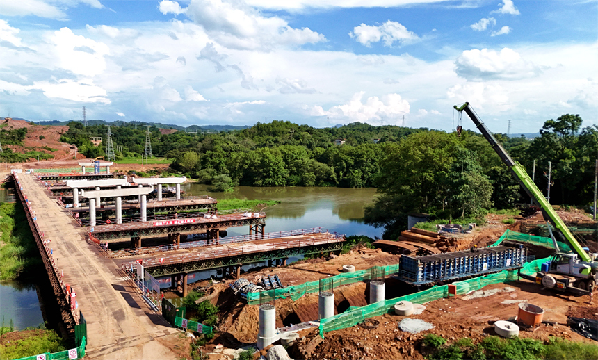 G206会昌县珠高寨至九州段公路改建工程湾南大桥建设现场。