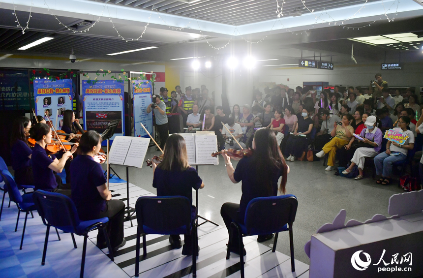 南昌地铁1号线八一广场站站厅内举行“纳凉音乐会”，为人们带来一场视听盛宴。人民网记者 时雨摄