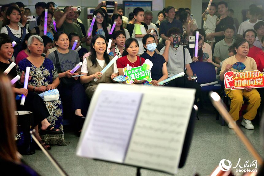 南昌地铁1号线八一广场站站厅内举行“纳凉音乐会”，为人们带来一场视听盛宴。人民网记者 时雨摄