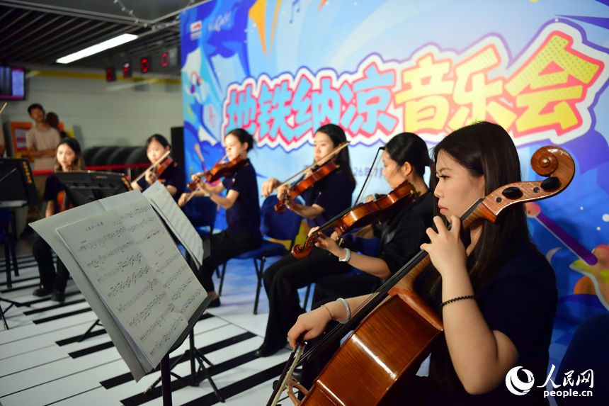 南昌交响乐团的演奏人员正在演出。人民网记者 时雨摄