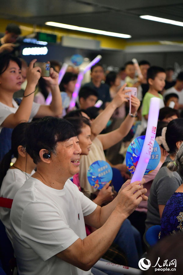 精彩的演出赢得人们的喝彩。人民网记者 时雨摄