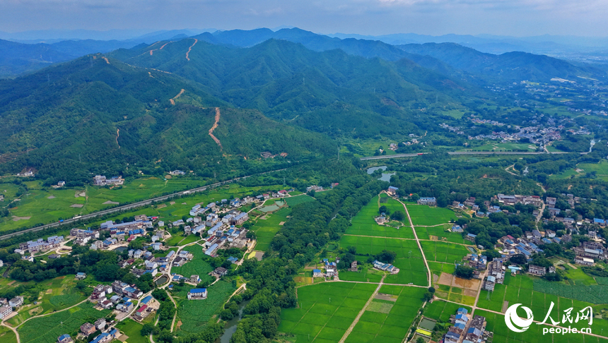 会昌县西江镇莲石村，错落有致的农房与远山、河流、农业大棚相映成景，构成一幅绿意盎然的和美乡村画卷。人民网记者 朱海鹏摄
