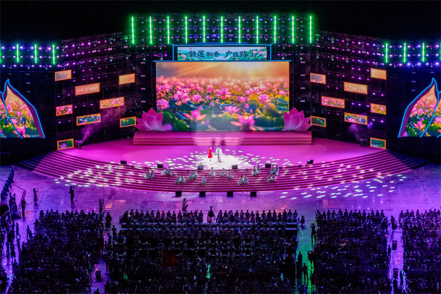 第二十一届广昌莲花旅游文化节文艺晚会现场。 广昌县融媒体中心供图