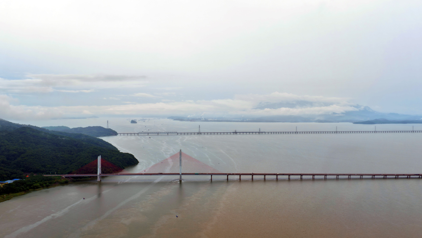 随着水位上涨，鄱阳湖公路大桥和铜九铁路特大桥通行高度持续下降。王林华摄