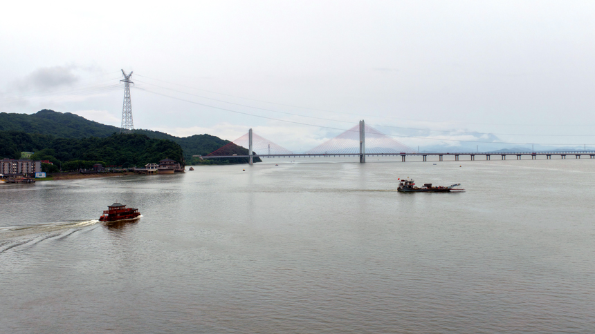 随着水位上涨，鄱阳湖公路大桥和铜九铁路特大桥通行高度持续下降。王林华摄