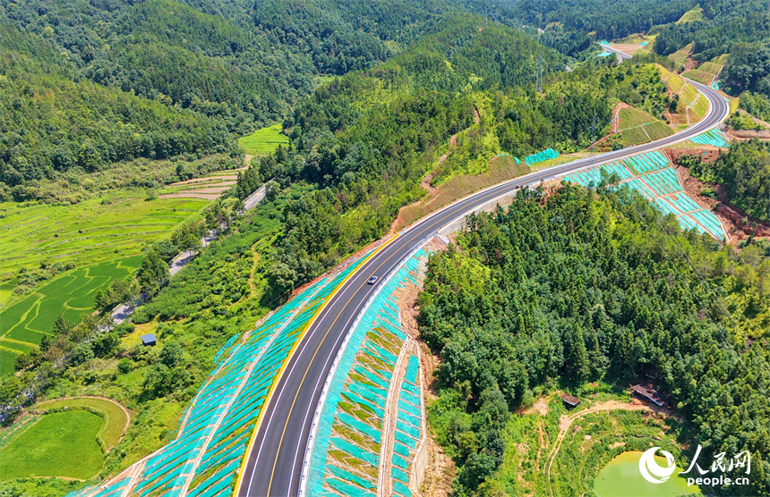 抚州市G206广昌白沙坪至田西村南岭脑段，车辆在改建通车后的公路上往来穿行。人民网记者 朱海鹏摄