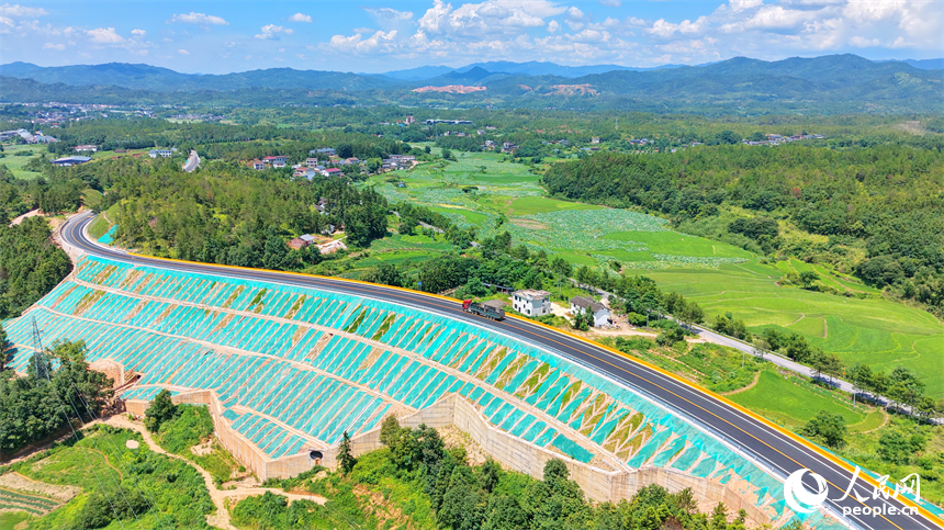 抚州市G206广昌白沙坪至田西村南岭脑段，车辆在改建通车后的公路上往来穿行。人民网记者 朱海鹏摄