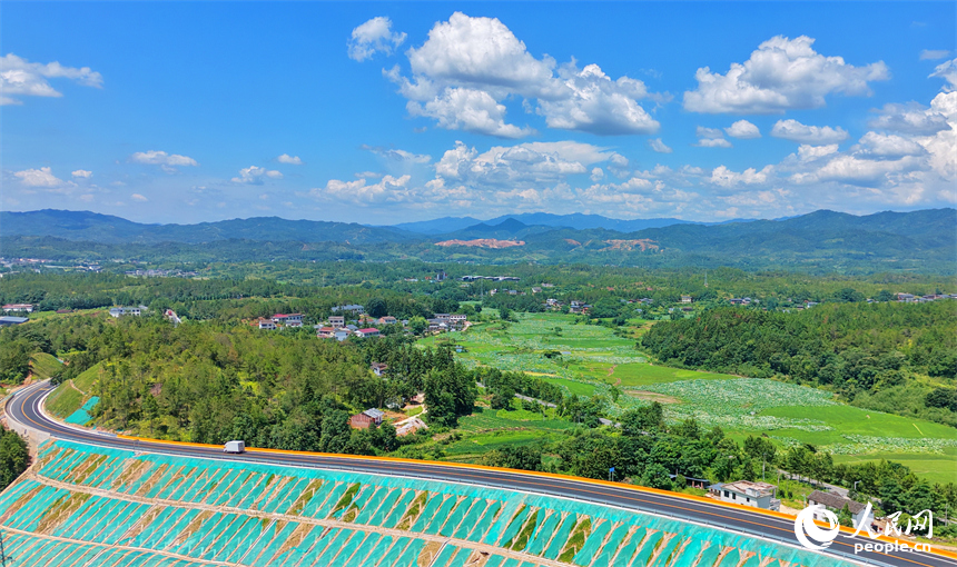 抚州市G206广昌白沙坪至田西村南岭脑段，车辆在改建通车后的公路上往来穿行。人民网记者 朱海鹏摄