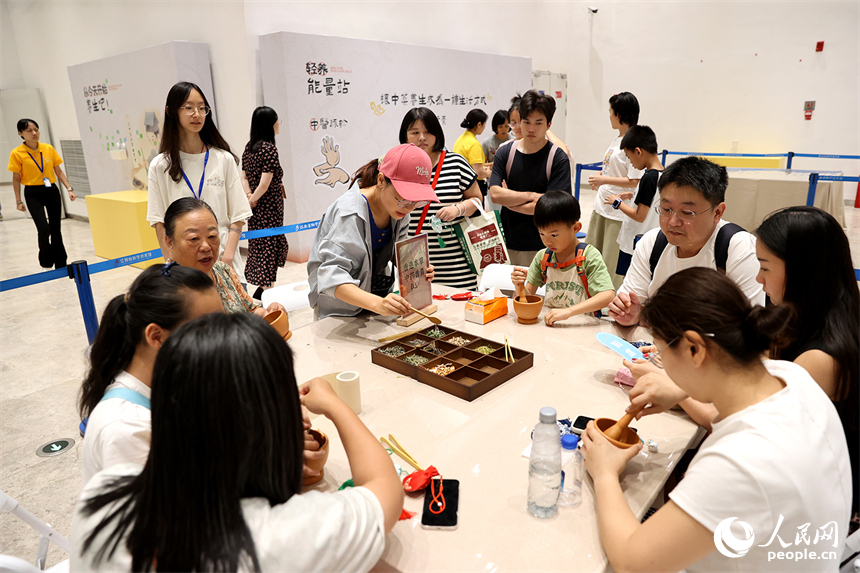 江西省科技馆内,孩子们在辨识草药、观摩炮制工艺。人民网记者 时雨摄
