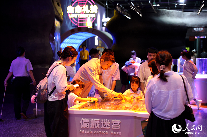 江西省科技馆内，孩子们在做迷宫小游戏。人民网记者 时雨摄