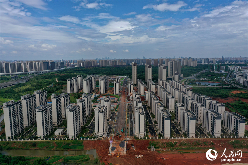 安置房建設現場，一棟棟嶄新住宅樓拔地而起。人民網記者 時雨攝