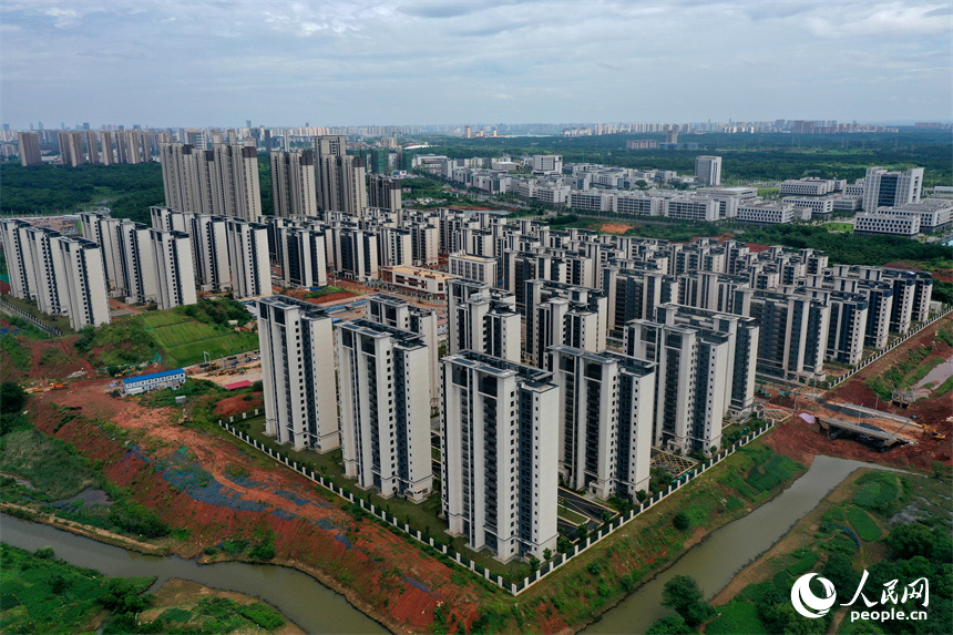 安置房建設現場，一棟棟嶄新住宅樓拔地而起。人民網記者 時雨攝