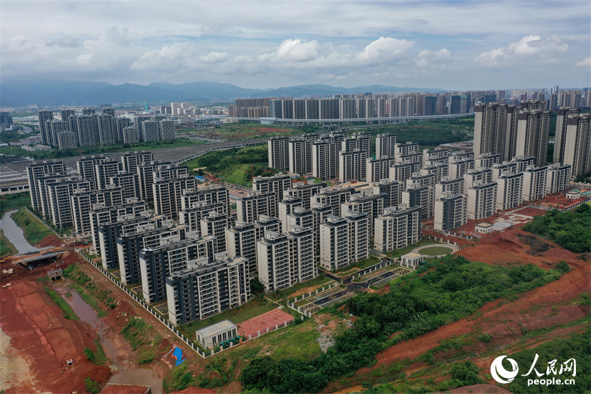 安置房建設現場，一棟棟嶄新住宅樓拔地而起。人民網記者 時雨攝